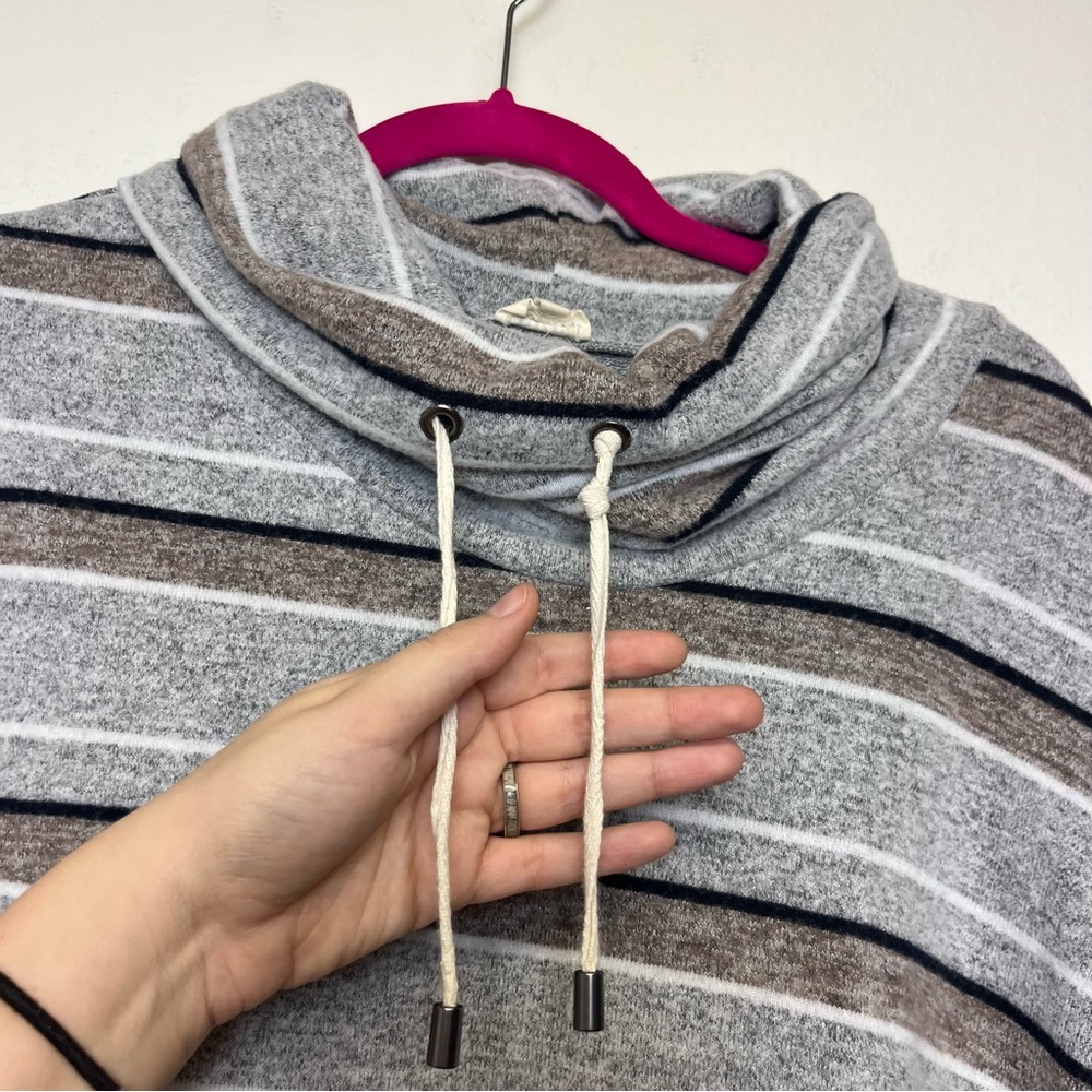 Pre-Loved Men’s Light Gray/Dark Gray Crossover Stripe Hooded Sweater - BKE - Picture 5 of 8